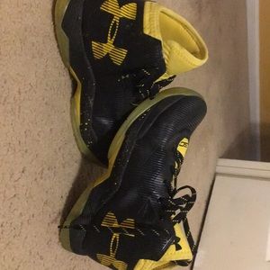 Stephen Curry shoes 2.5 yellow and black